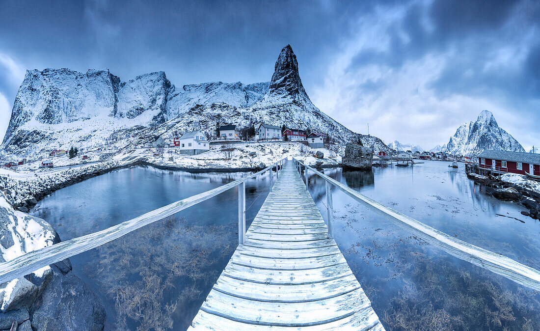 Eine Brücke über das kalte Meer verbindet ein typisches Fischerdorf, Lofoten-Inseln Nordnorwegen Europa