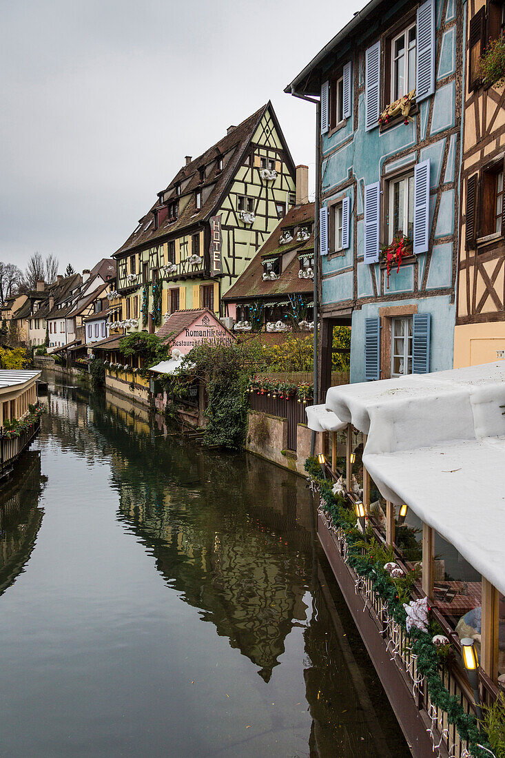 Farbige Häuser spiegeln sich in der Weihnachtszeit im Fluss Lauch wider Petite Venise Colmar Departement Haut-Rhin Elsass Frankreich Europa