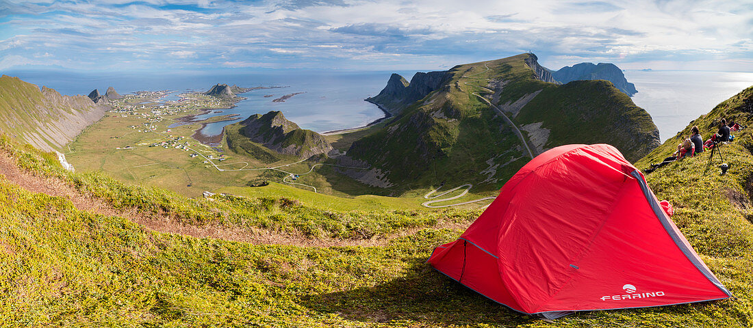 Panorama von Zelt auf Bergrücken mit Blick auf das Meer Sorland Vaeroy Insel Nordland Grafschaft Lofoten Archipel Norwegen Europa