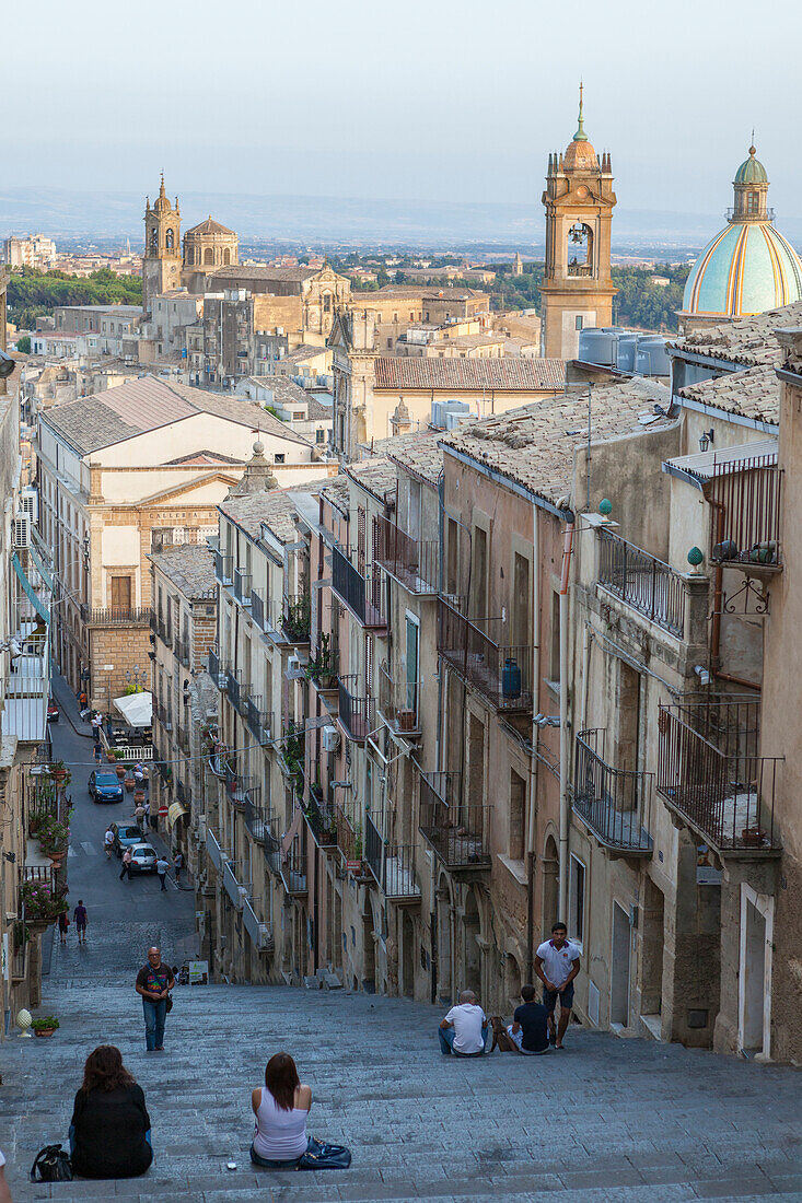 Touristen auf Treppengang bewundern die Altstadt und Kuppel der Kathedrale von Caltagirone Provinz Catania Sizilien Italien Europa