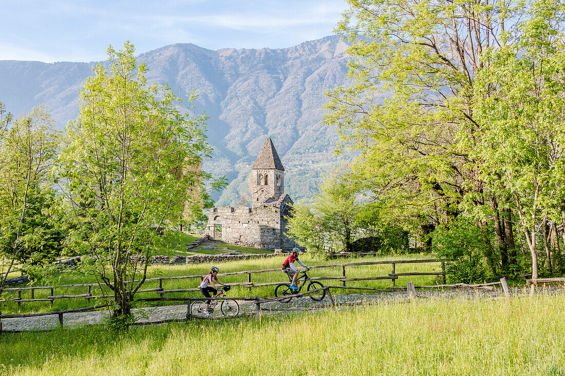 Radfahrer mit dem Mountainbike rund um die Abtei von San Pietro in Vallate Piagno Provinz Sondrio Valtellina Lombardei Italien Europa