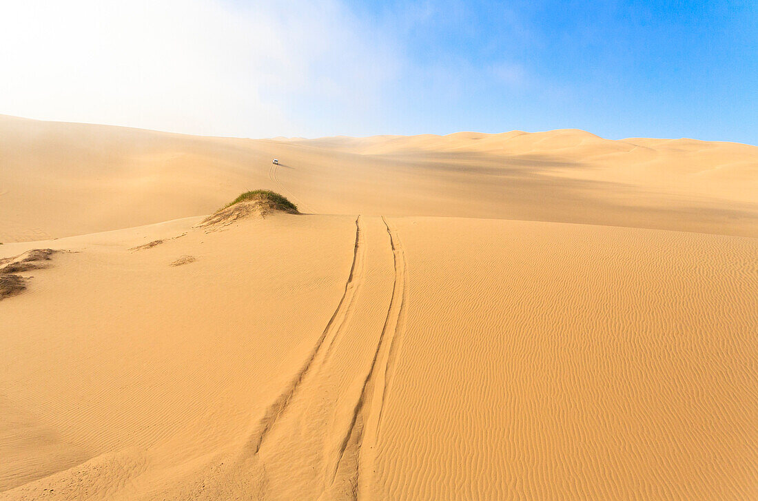 Spuren des Jeeps auf den Sanddünen nach dem Vorbild des Windes Walvis Bay Namibische Wüste Region Erongo Namibia Südliches Afrika