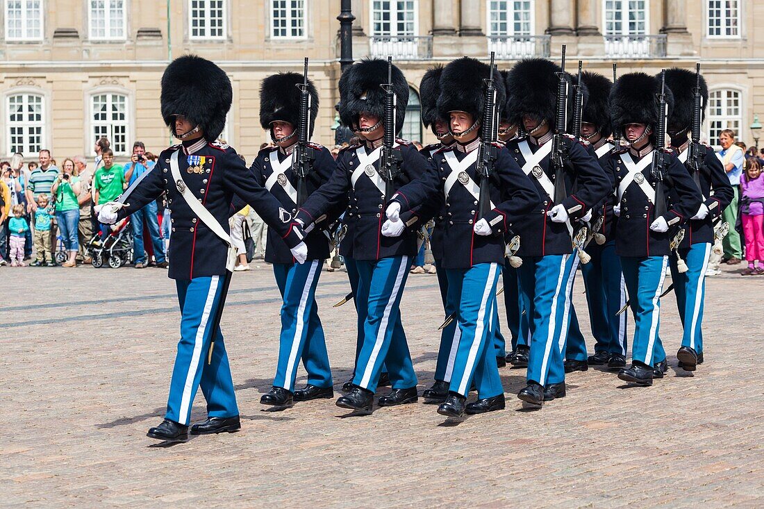 Ändern der Wächterzeremonie am Amalienborg Palast Kopenhagen Dänemark.