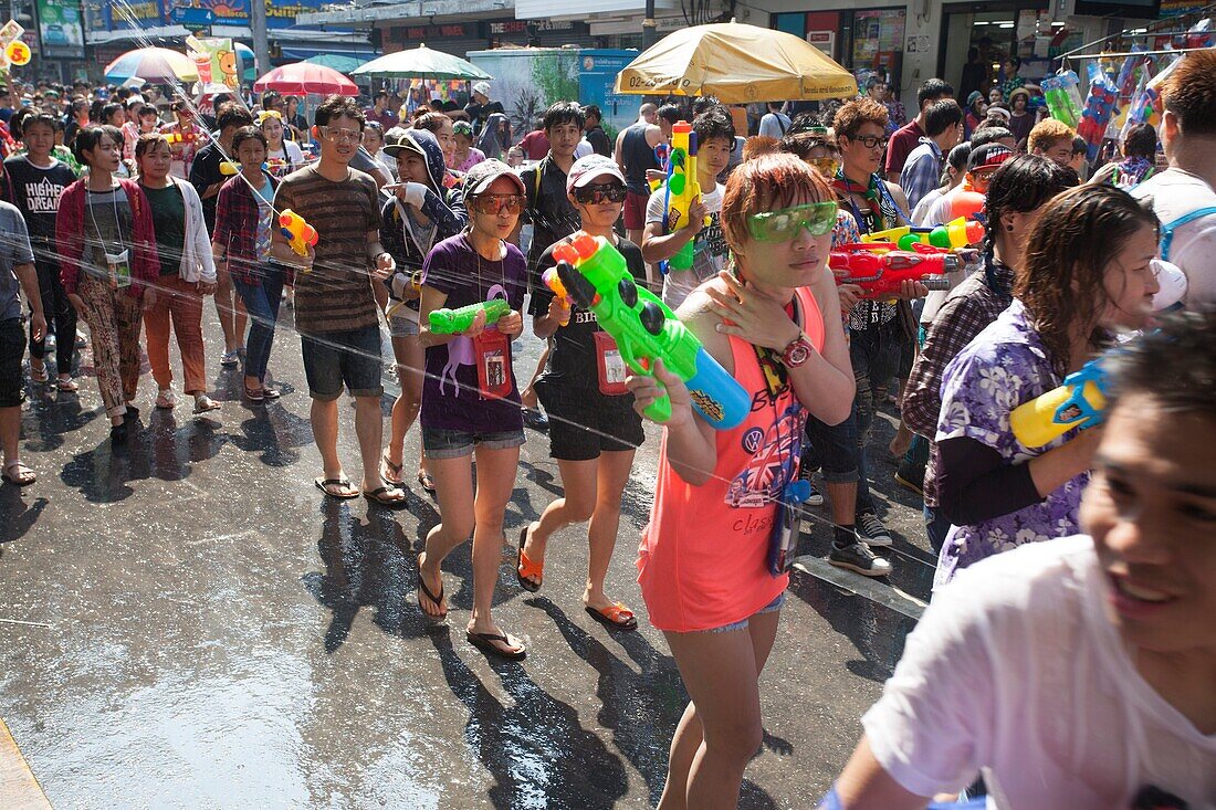 Szenen aus den Straßen von Bangkok während des Songkran. Bangkok, Thailand, Asien.