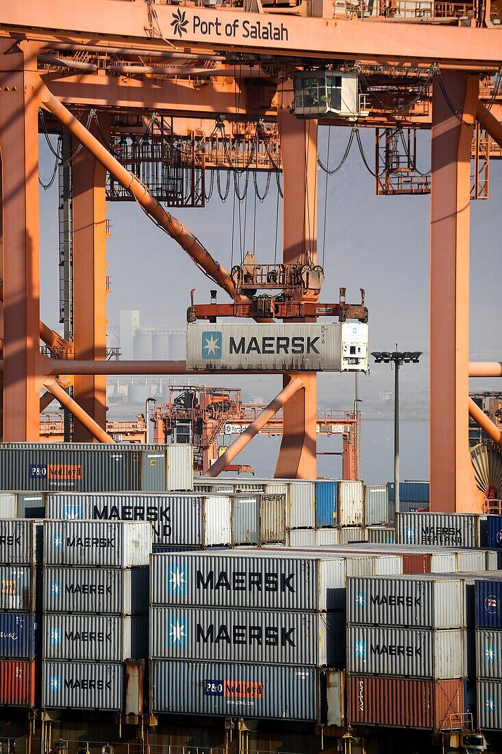 Maersk Containerschiffe im Hafen von Salalah Oman Middle East.