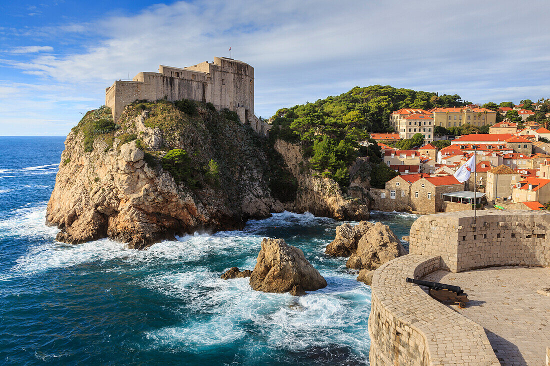 Lovrjenac Fort und Bokar Tower von der Altstadt Stadtmauern, Dubrovnik, UNESCO Weltkulturerbe, Dalmatien, Kroatien, Europa