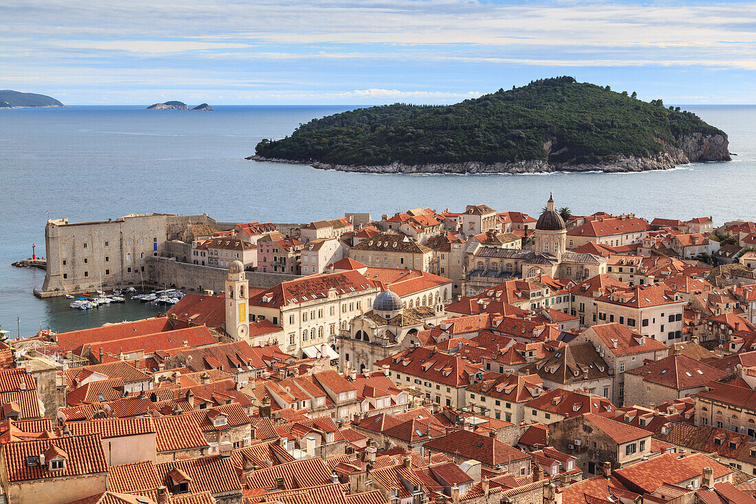 Erhöhte Ansicht, Altstadt und Insel Lokrum vom Minceta-Turm, Festung auf Stadtmauern, Dubrovnik, UNESCO-Weltkulturerbe, Kroatien, Europa