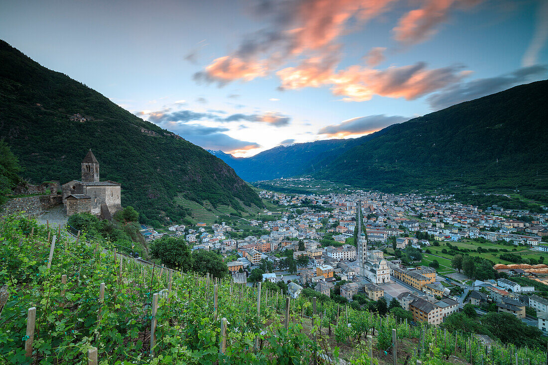 Antike Xenodochio von Santa Perpetua auf Hügeln über der Stadt Tirano, Provinz Sondrio, Valtellina, Lombardei, Italien, Europa