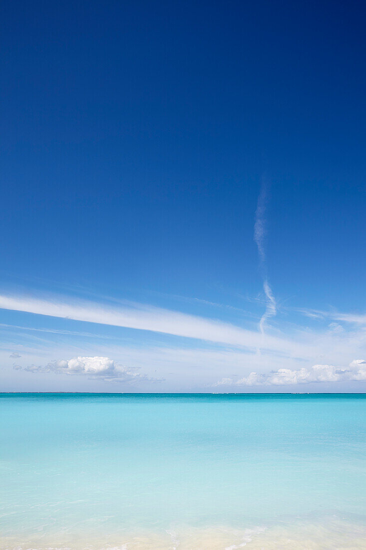 Das azurblaue Wasser von Grace Bay, die Hauptattraktion auf Providenciales, Turks und Caicos, in der Karibik, West Indies, Mittelamerika