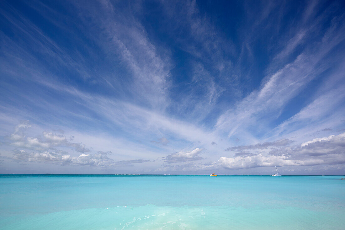 Segeln auf den azurblauen Gewässern der Grace Bay, dem spektakulärsten Strand von Providenciales, Turks- und Caicosinseln, in der Karibik, Westindien, Mittelamerika