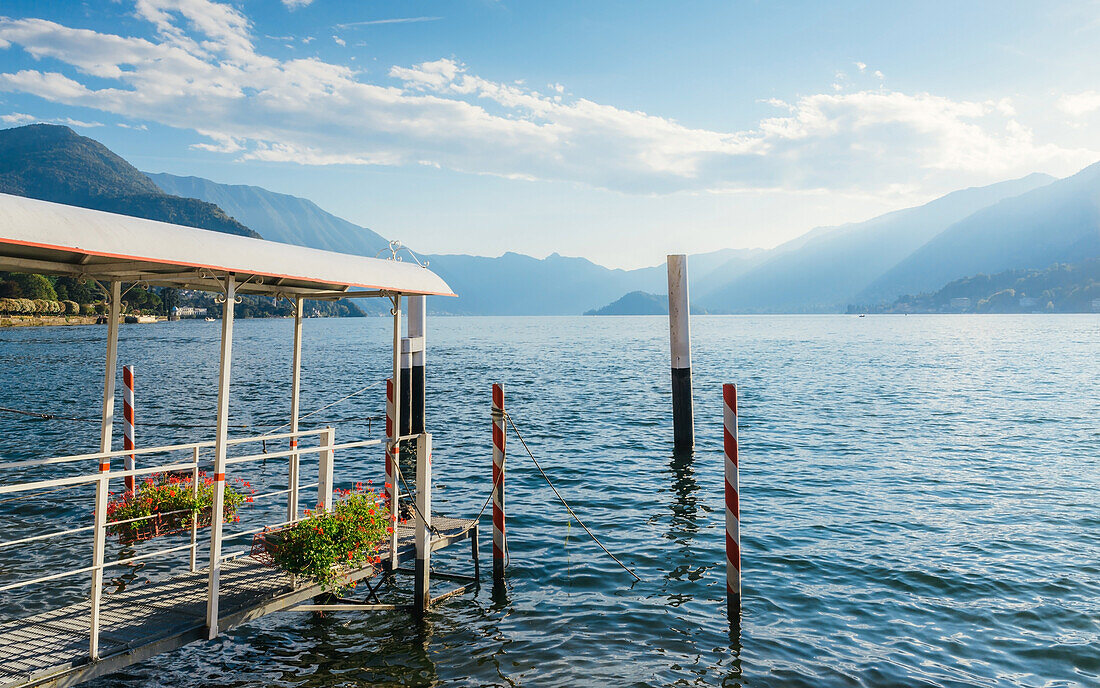Pier mit Blick auf den schönen Comer See im Sommer, Lombardei, Italienische Seen, Italien, Europa