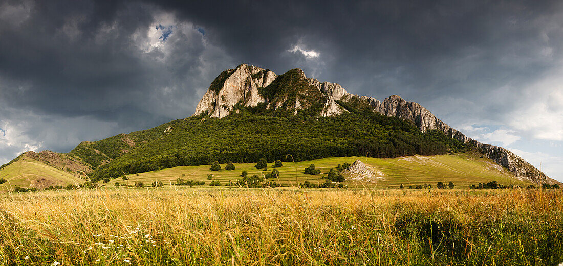 Panorama von Piatra Secuiului über Rimetea Dorf in den Transcaului Bergen in West Siebenbürgen, 25 km westlich von Turda, Rumänien, Europa