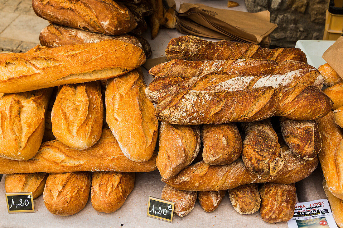 Brot zu verkaufen am beliebten Donnerstag Markttag in dieser südwestlichen historischen Bastide Stadt, Eymet, Bergerac, Dordogne, Frankreich, Europa