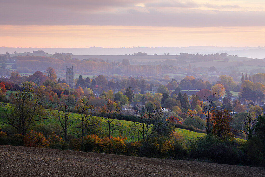 Blick über Chipping Campden im Herbst, Chipping Campden, Cotswolds, Gloucestershire, England, Vereinigtes Königreich, Europa