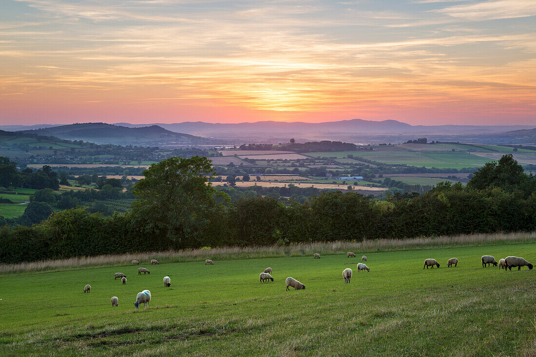 Cotswold Landschaft und fernen Malvern Hills bei Sonnenuntergang, Farmcote, Cotswolds, Gloucestershire, England, Vereinigtes Königreich, Europa