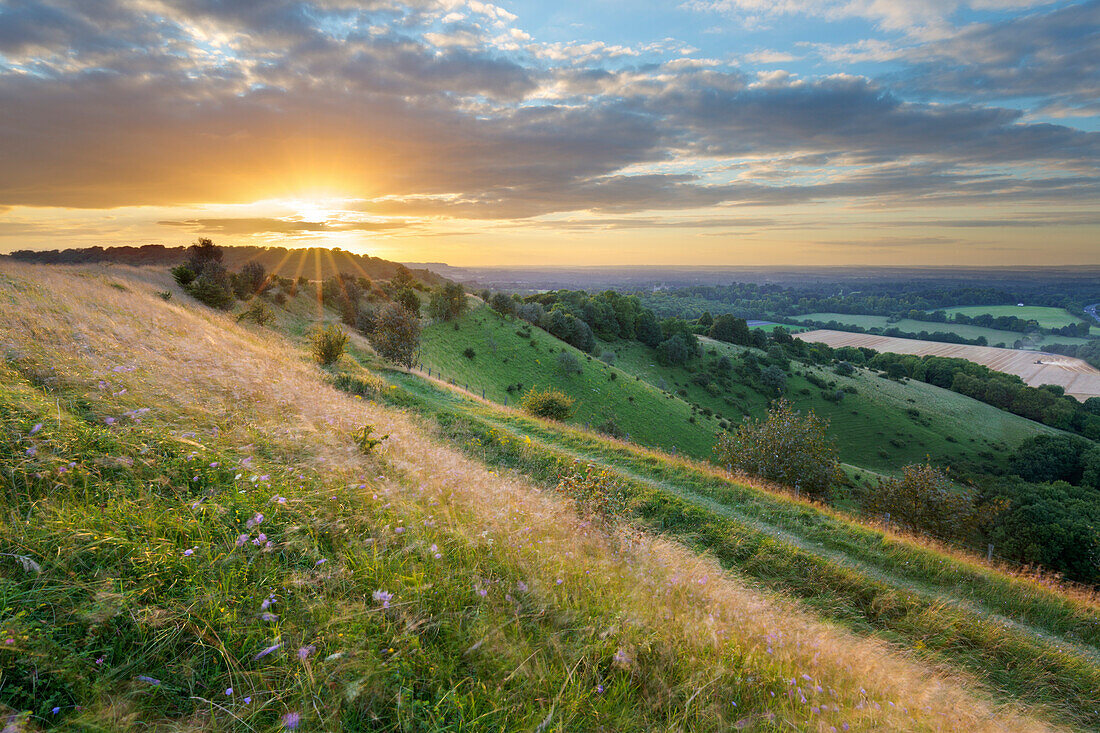 Sonnenuntergang über der Eisenzeit-Hügelfestung von Beacon Hill, in der Nähe von Highclere, Hampshire, England, Vereinigtes Königreich, Europa