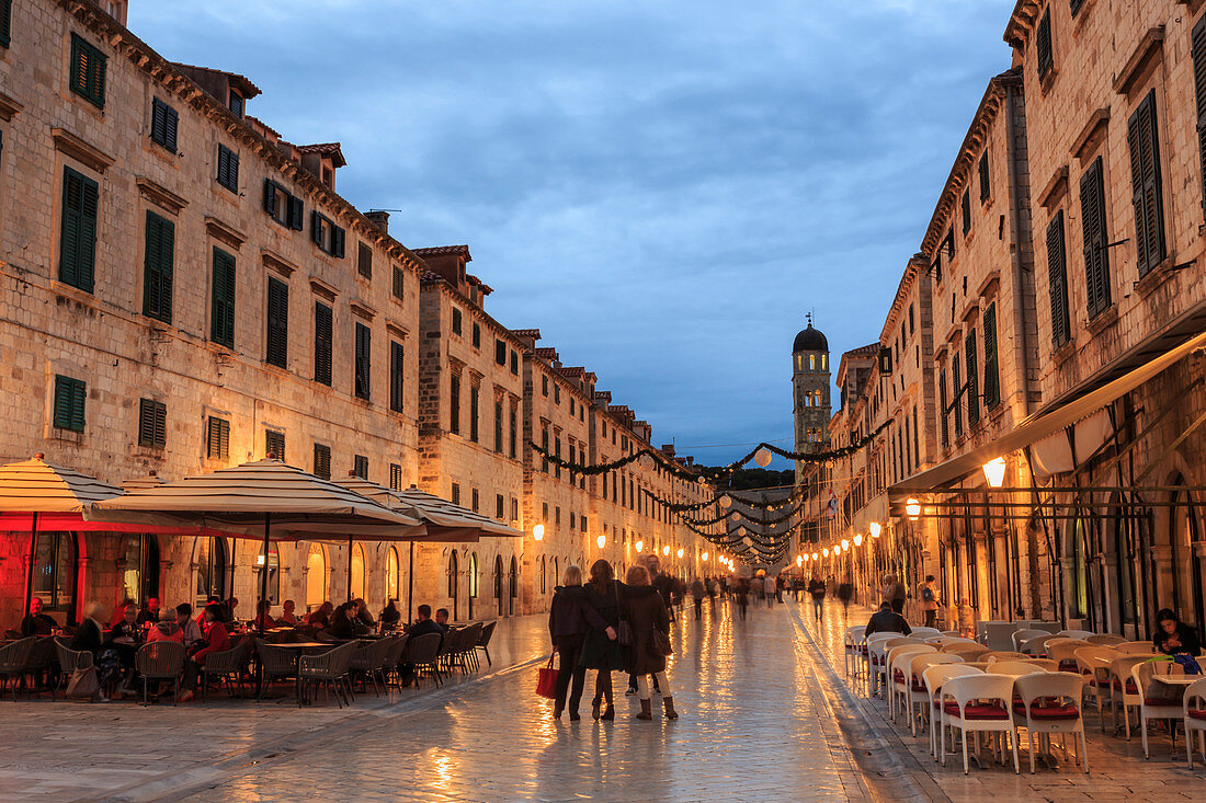 Cafés am Stradun ,Placa, Fußgängerpromenade, blaue Abendstunde, Altstadt, Dubrovnik, UNESCO Weltkulturerbe, Kroatien, Europa