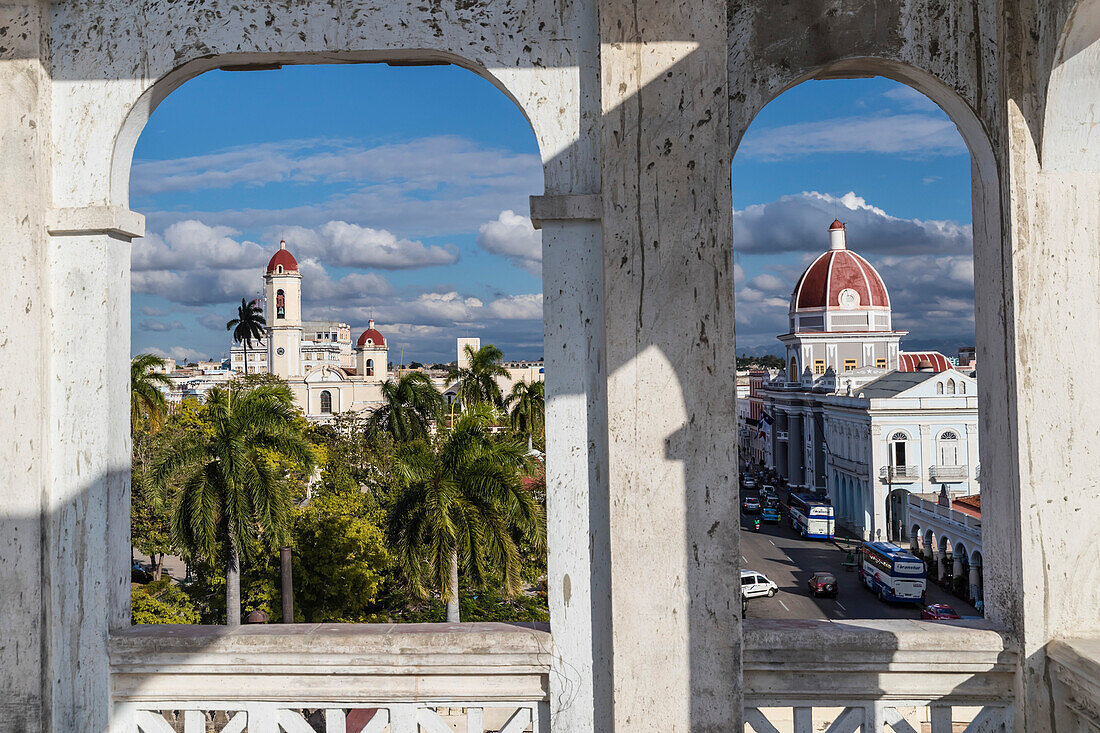 Catedral de la Purisima Concepción auf der linken Seite und Antiguo Ayuntamiento auf der rechten Seite, Cienfuegos, UNESCO Weltkulturerbe, Kuba, Westindien, Mittelamerika