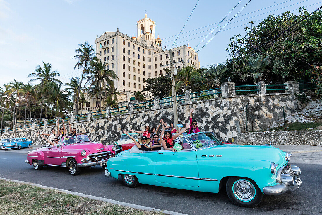 Klassische amerikanische Autos als Taxis, lokal bekannt als Almendrones, in Havanna, Kuba, Westindien, Mittelamerika