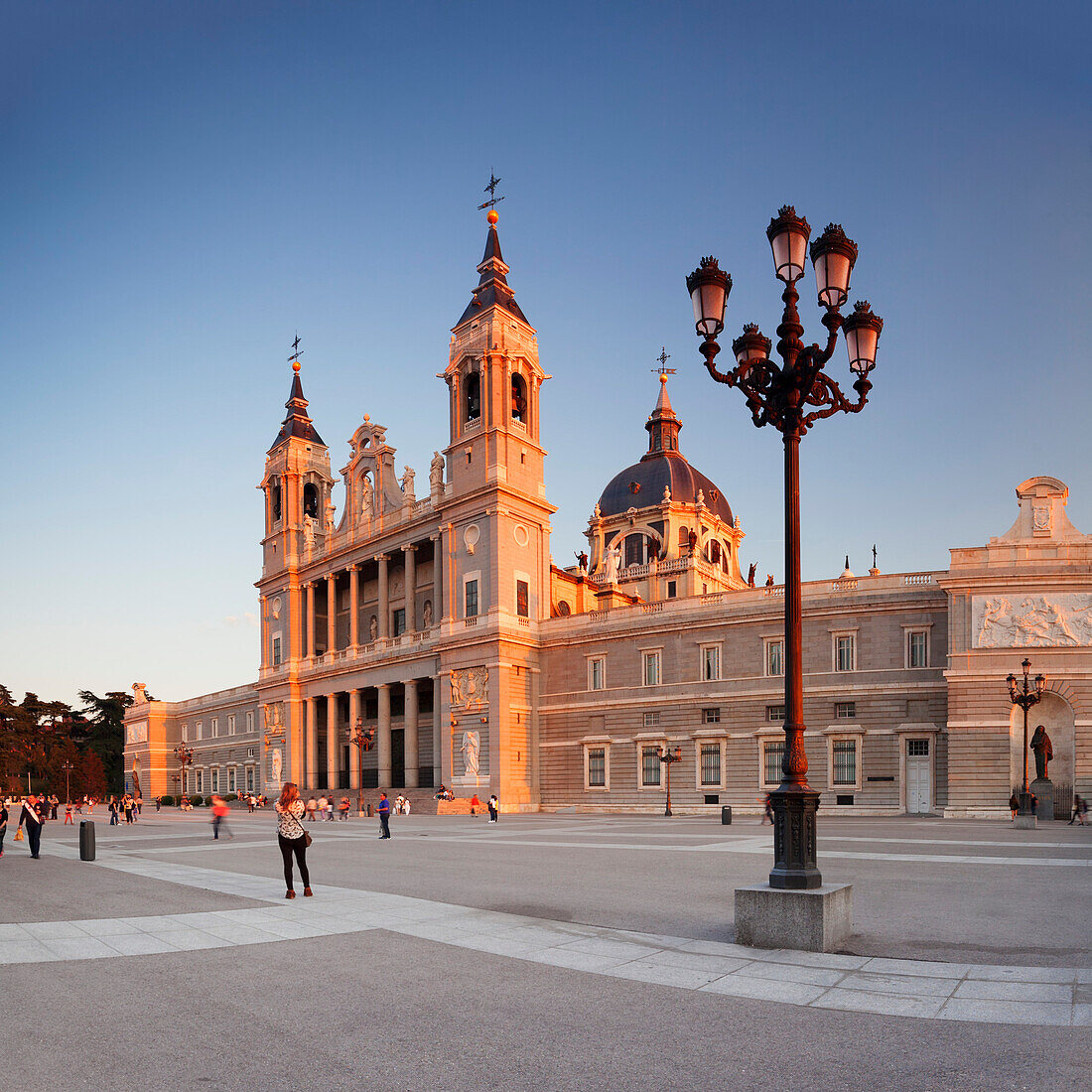 Almudena-Kathedrale , Santa Maria La Real de La Almudena, Plaza de la Armeria, Madrid, Spanien, Europa