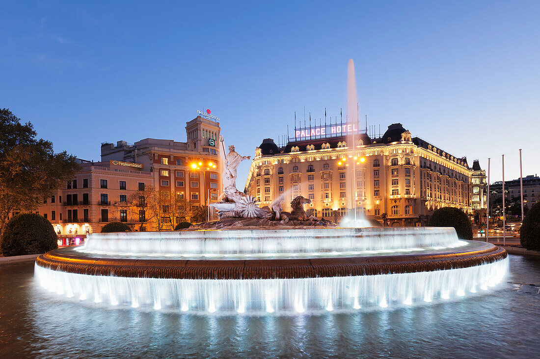 Fuente de Neptuno Brunnen, Plaza de Canovas del Castillo, Palace Hotel, Madrid, Spanien, Europa