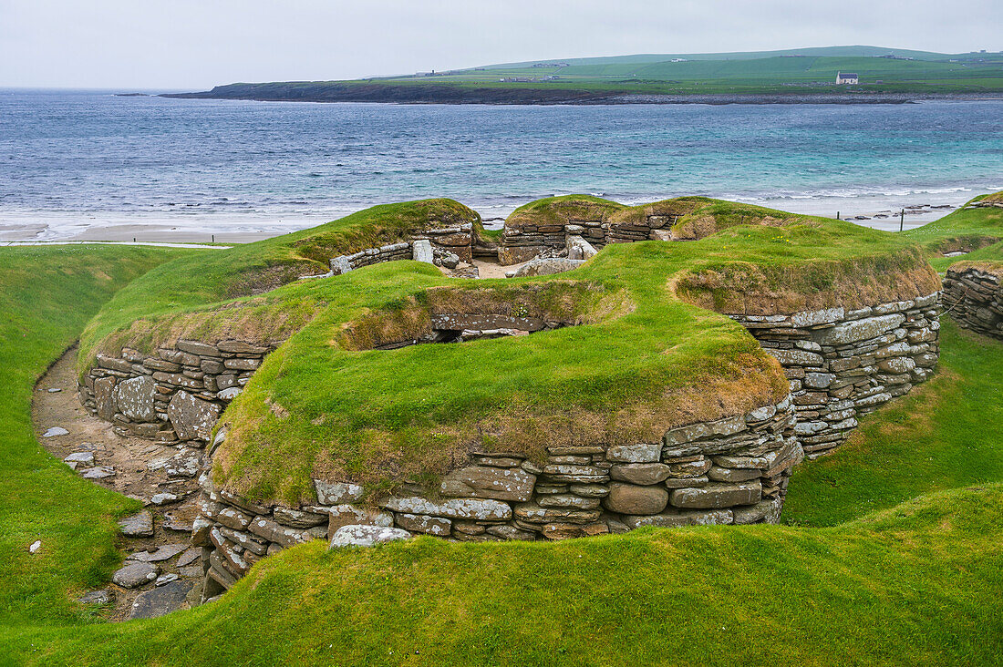 Die aus Stein errichtete jungsteinzeitliche Siedlung Skara Brae, UNESCO Weltkulturerbe, Orkney Inseln, Schottland, Vereinigtes Königreich, Europa