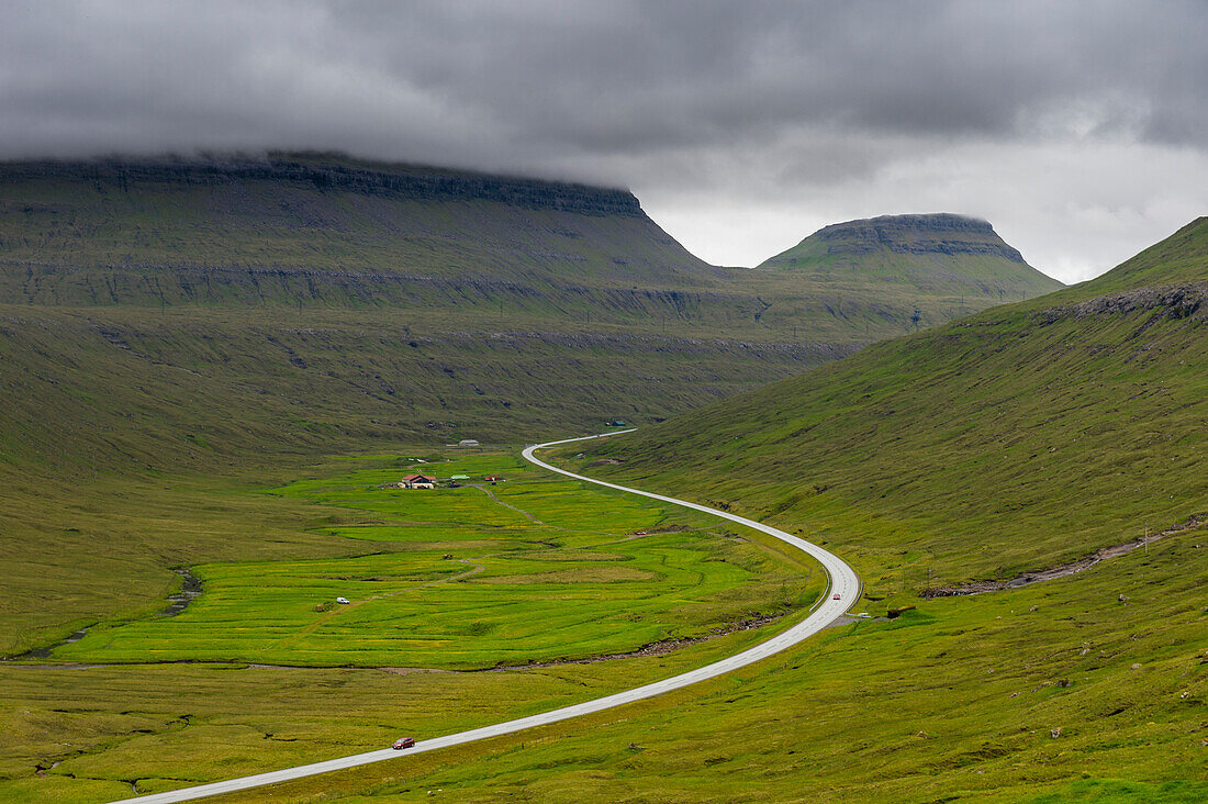 Lange kurvenreiche Straße durch das Fjordland von Estuyroy, Färöer, Dänemark, Europa