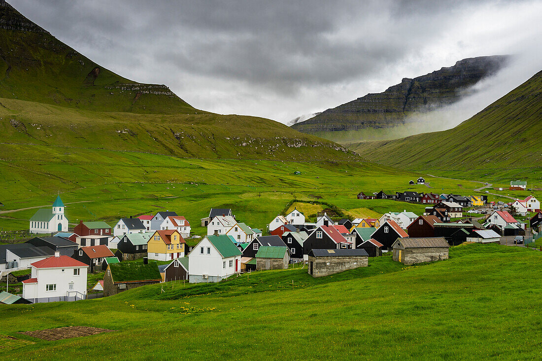 Bunte Häuser im Dorf Gjogv, Estuyroy, Färöer, Dänemark, Europa