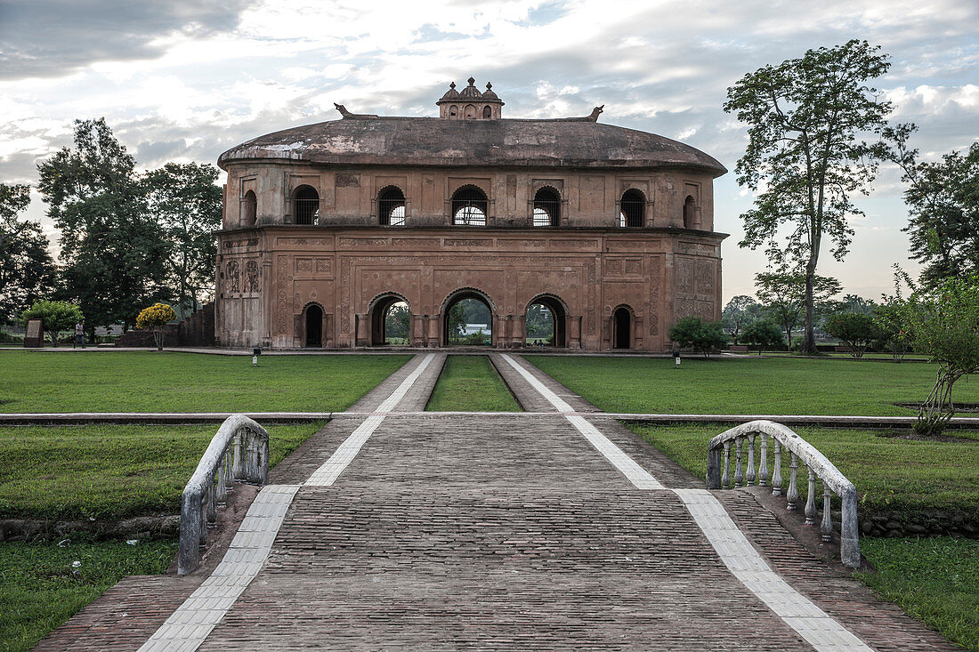 Der Ronghar ,Rang Ghar, der königliche Sportpavillon von Ahom, erbaut 1746, Sivasagar ,Sibsagar, Assam, Indien, Asien