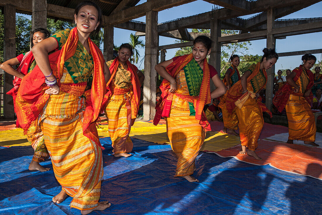 Traditionelle Karbi Musik und Tanzperformance, Assam, Indien, Asien