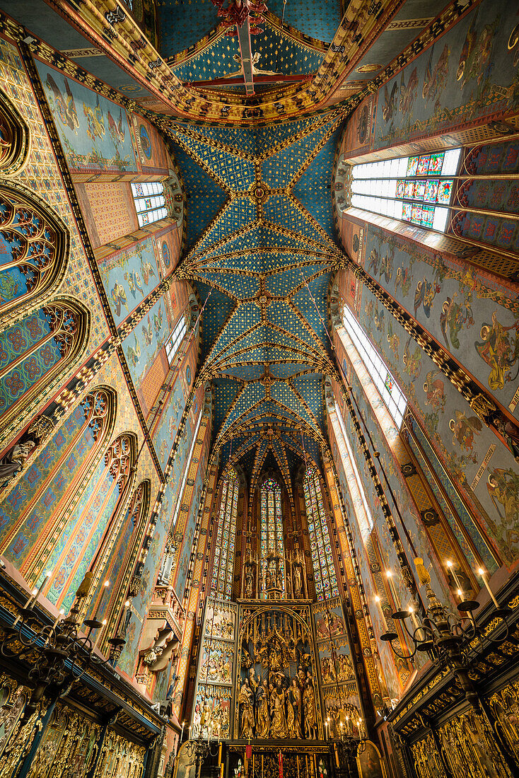 Innenraum der Marienkirche ,St. Marys Basilica, UNESCO Weltkulturerbe, Krakau, Polen, Europa