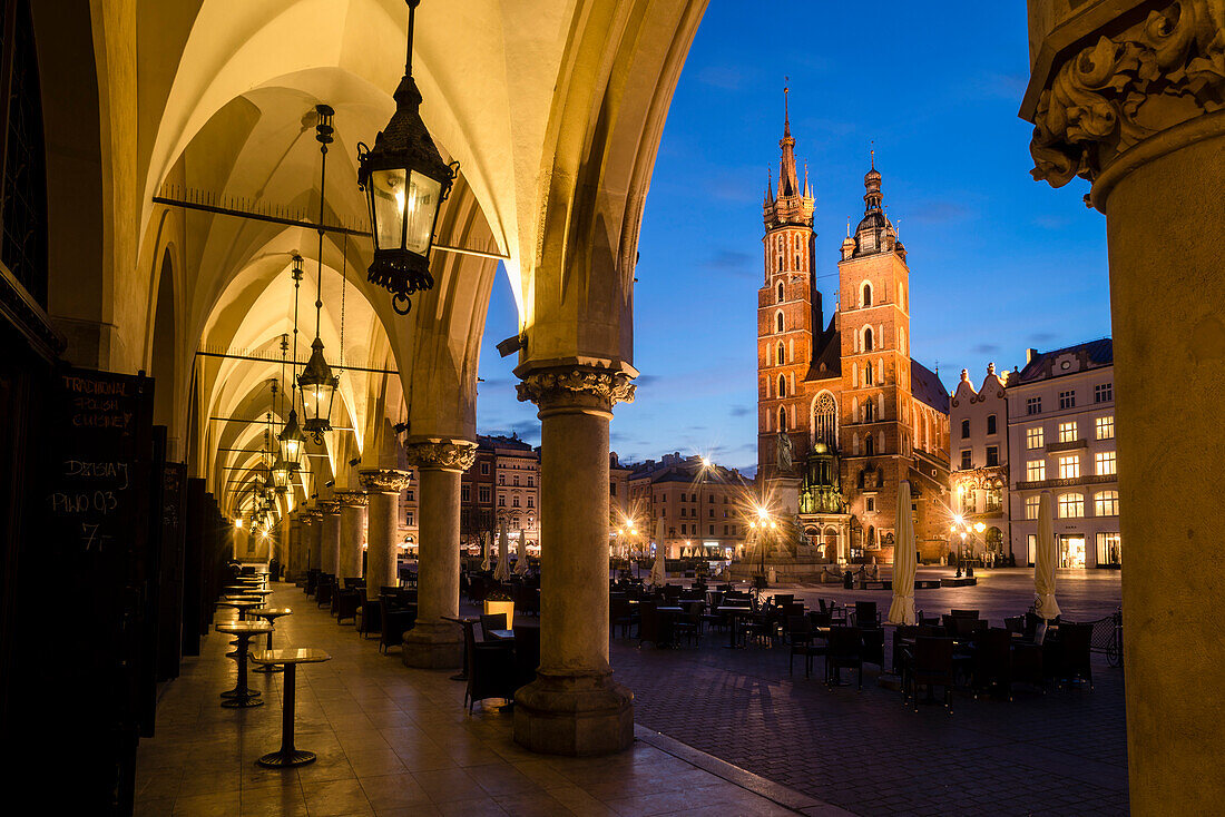 Marienkirche ,St. Marys Basilica, und Hauptplatz im Morgengrauen beleuchtet, UNESCO-Weltkulturerbe, Krakau, Polen, Europa