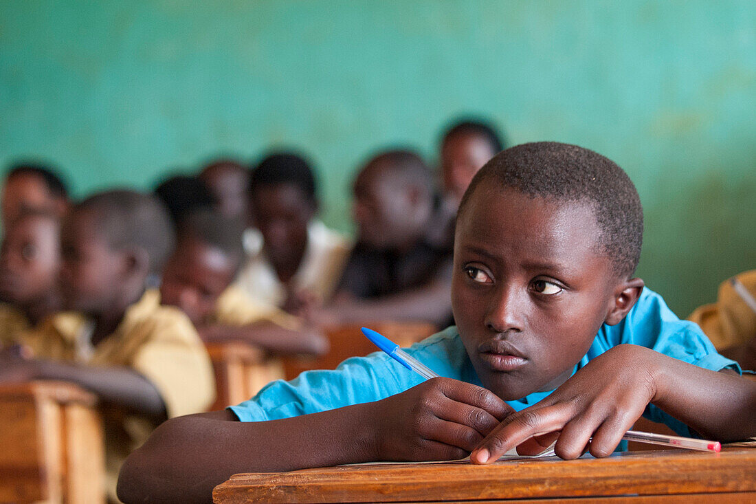 Ein Schulmädchen schaut auf, um die Tafel zu lesen, Ruanda, Afrika