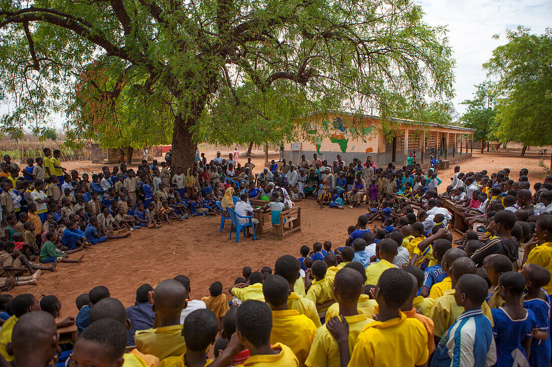 Schüler einer Junior High School schauen sich ein Stück über die Teenagerschwangerschaft an, das von den Schulen veranstaltet wird. Gender Club, Ghana, Westafrika, Afrika