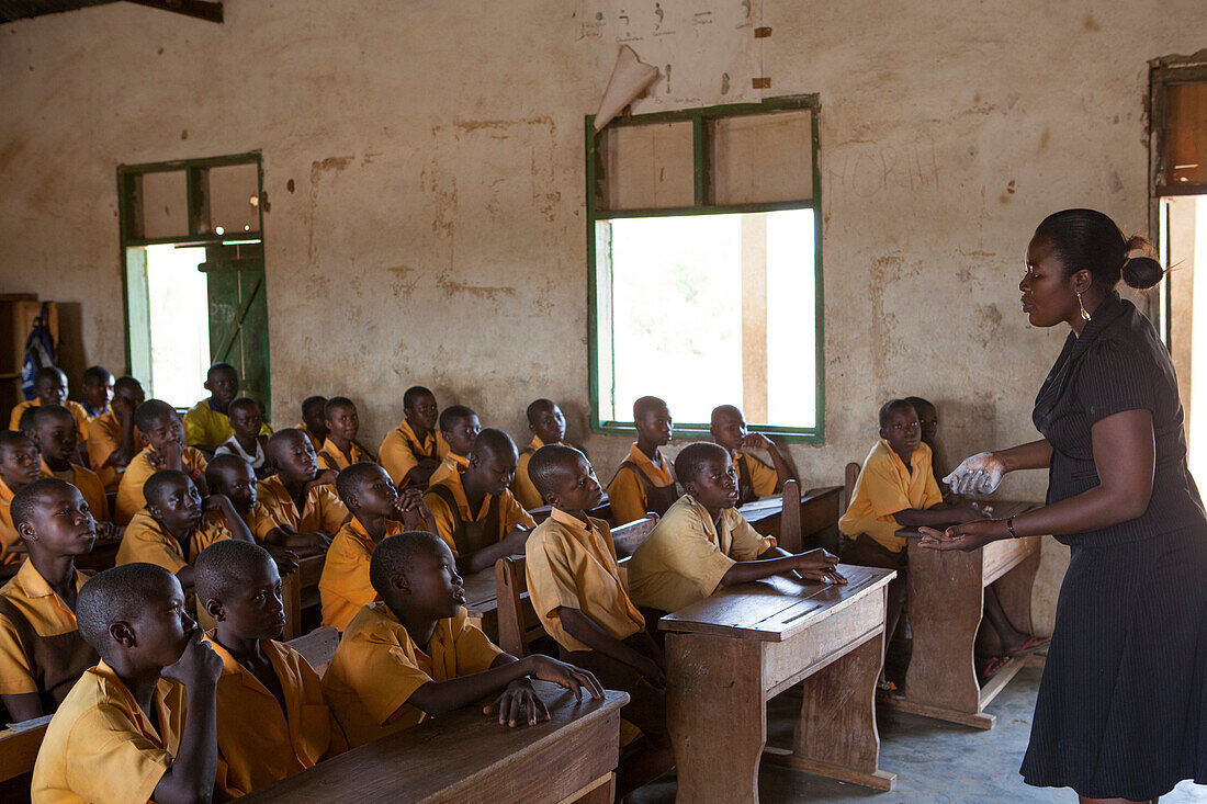 Eine Lehrerin, die einem Klassenzimmer von Schülern in einer Grundschule in Ghana, Westafrika, Afrika, Wissenschaft beibringt