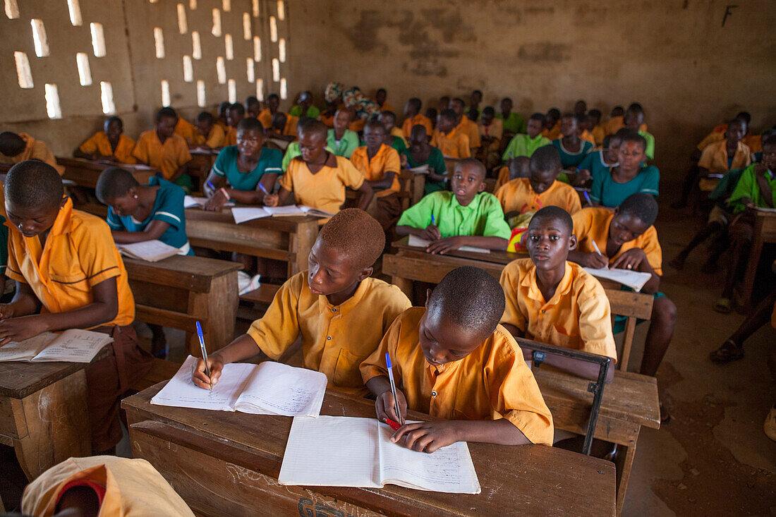 Ein Klassenzimmer voller Schüler lernen in einer Grundschule in Ghana, Westafrika, Afrika