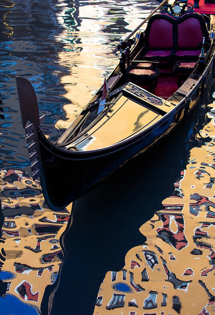 Gondeln und Reflexionen, Gondole Bacino Orseole, nahe dem Markusplatz, Venedig, UNESCO Weltkulturerbe, Veneto, Italien, Europa