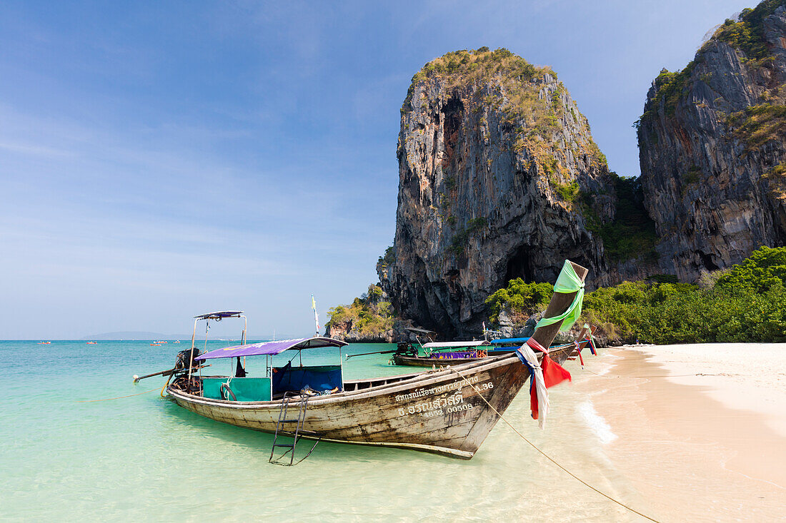 Traditionelle Longtail-Boote vor dem Strand Phra Nanag mit Kalksteinfelsen im Hintergrund, Krabi, Thailand, Südostasien, Asien
