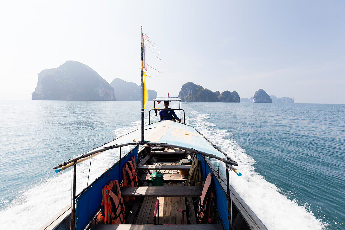 Traditionelles Longtailboot mit den Koh Hong Inseln im Hintergrund, Krabi Coast, Krabi, Thailand, Südostasien, Asien