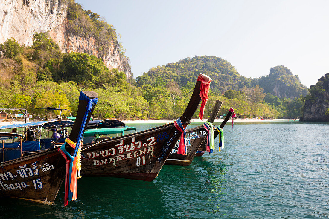 Traditionelle Longtail-Boote und Kalksteinfelsen, Hong Island, eine der Koh Hong Inseln, Ao Nang, Krabi, Thailand, Südostasien, Asien