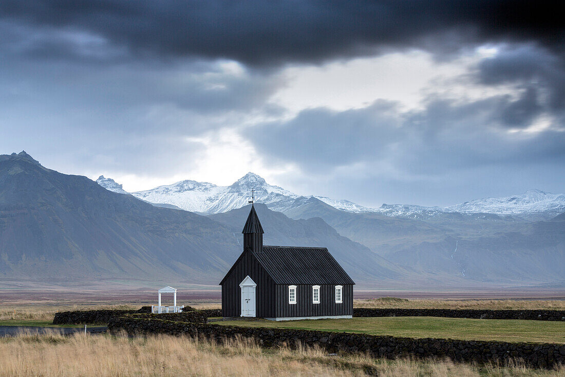 Schwarze Holzkirche gegen Berge, Budir, Snaefellsnes Halbinsel, Island, Polarregionen