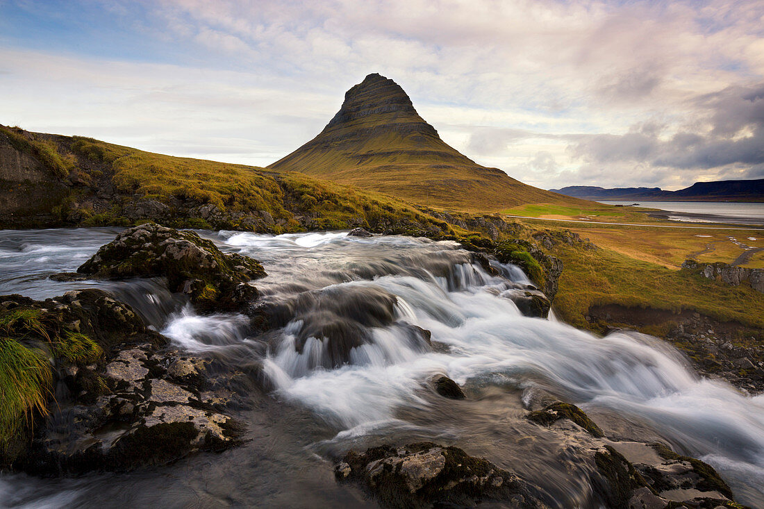 Gebirgsfluss mit Kirkjufell ,Kirchenberg, im Hintergrund, Grundafjordur, Snaefellsnes Halbinsel, Island, Polarregionen