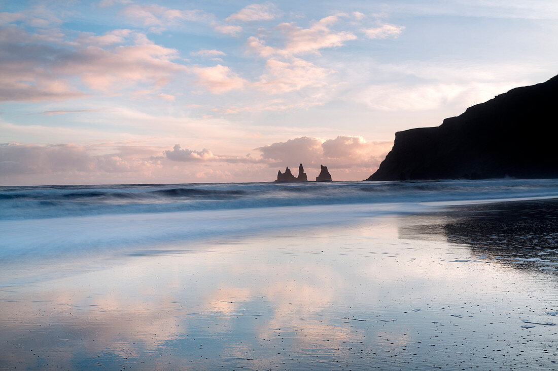 Felsenstapel von Reynisfjara, gefangen vom Strand von Vik Y Myrdal bei Sonnenuntergang, Südisland, Polarregionen