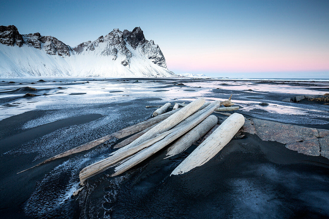 Gefrorene Winterlandschaft in der Abenddämmerung mit Vestrahorn Bergen in der Ferne, Stokksnes, Südisland, Polarregionen