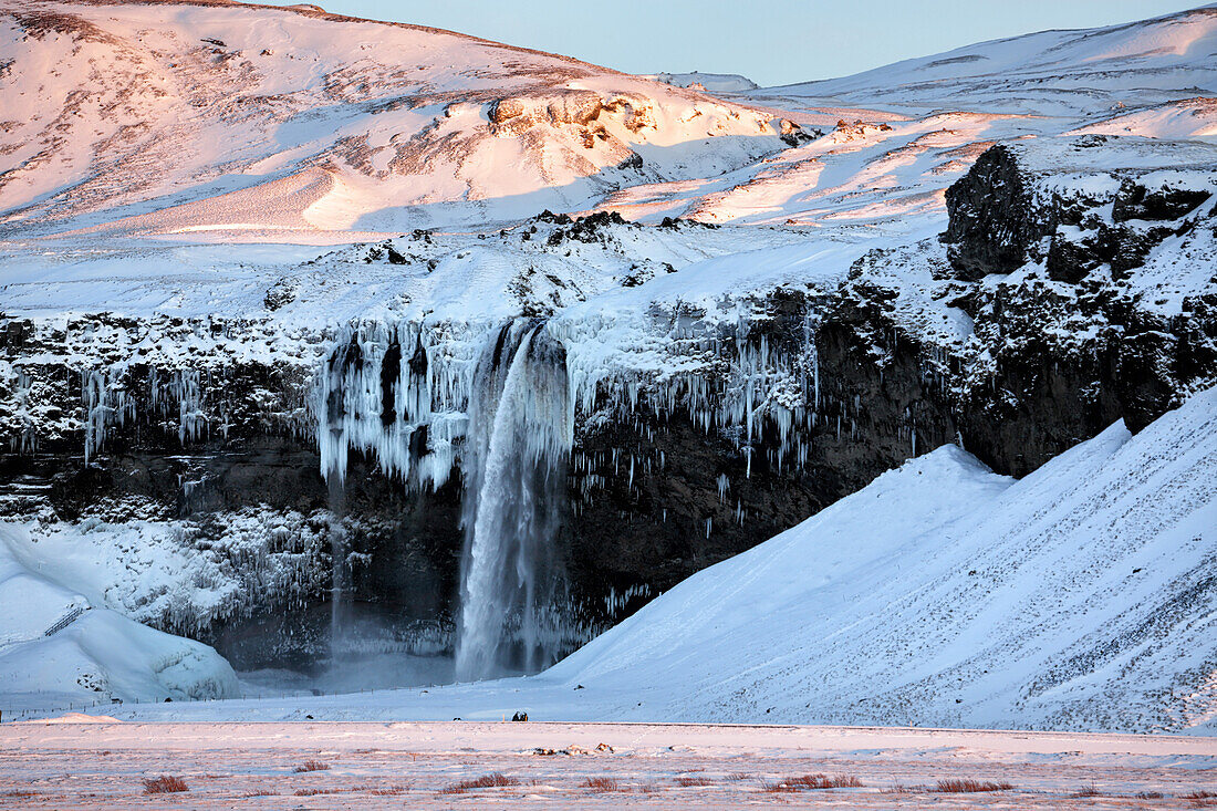 Winteransicht des Seljalandsfoss-Wasserfalls badete im Abendlicht, Südisland, polare Regionen