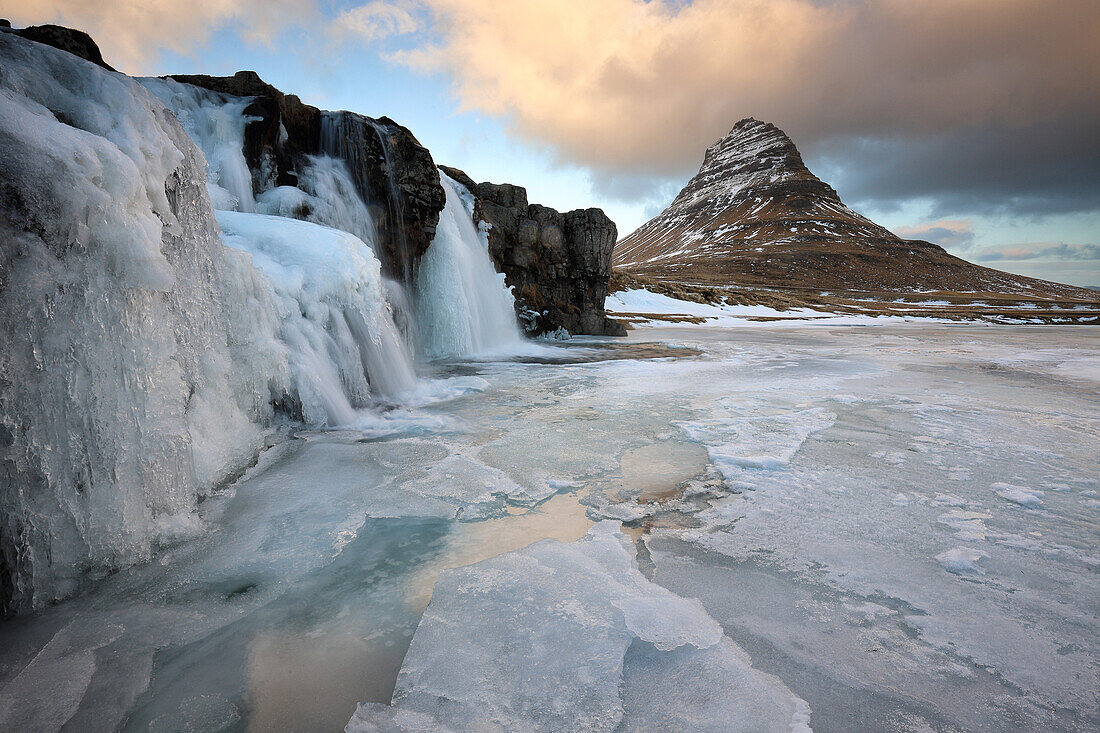 Kirkjufell ,Church Mountain, im Winter, mit gefrorenem Wasserfall, in der Nähe von Grundafjordur, Snaefellsnes Peninsula, Island, Polarregionen