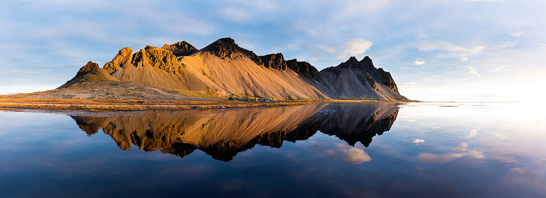 Panoramablick von Bergen von Vestrahorn und von perfekter Reflexion im seichten Wasser, bald nach Sonnenaufgang, Stokksnes, Süd-Island, polare Regionen