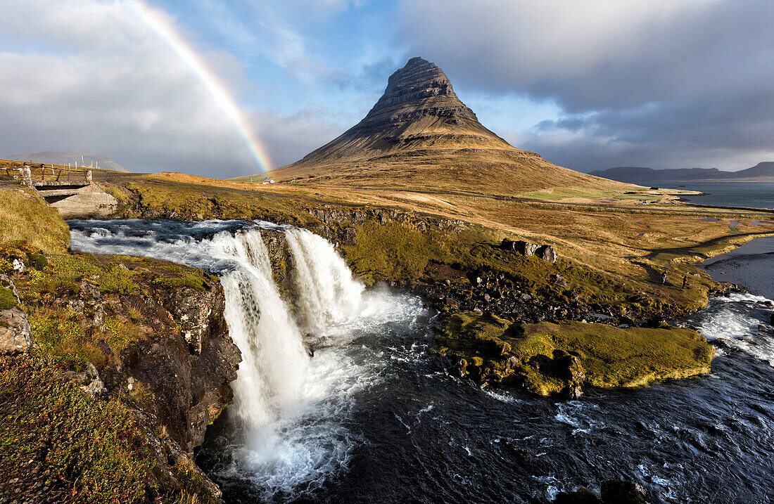 Ansicht von Kirkjufell ,Kirchenberg, Gebirgsstrom und Regenbogen, Grundafjordur, Snaefellsnes Halbinsel, Island, Polargebiete