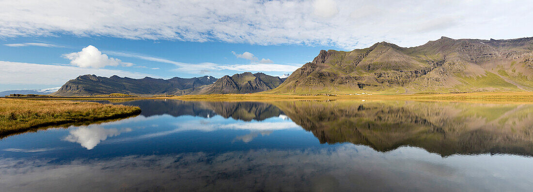 Panoramablick von den Bergen und von blauem Himmel, die im See, nahe Vik, Süd-Island, polare Regionen sich reflektieren