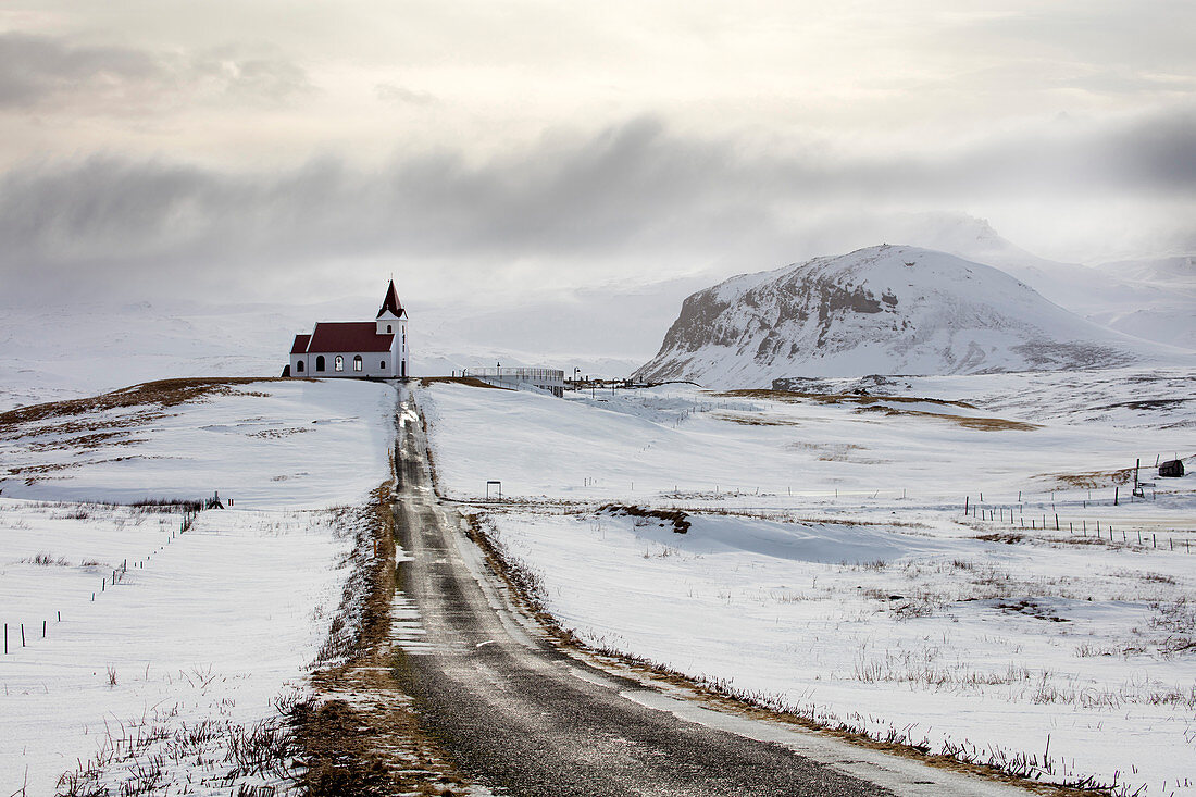 Isolierte Kirche ,Ingjaldscholskirkja, im Winter in der Nähe von Rif auf der Halbinsel Snaefellsnes, Island, Polargebiete